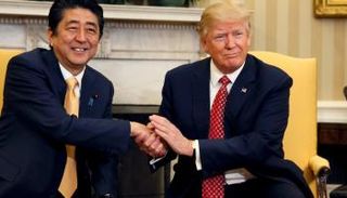 ترامب يصافح أبي في المكتب البيضاوي في واشنطن فبراير الماضي