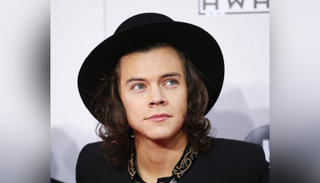 هاري ستايلز مغني فريق وان دايركشن لموسيقى البوب