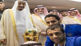الملك سلمان يسلم الكأس