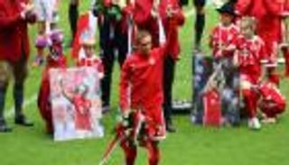 بايرن ميونيخ يكرم الثلاثي المعتزل بالورود