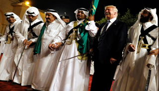 ترامب يؤدي العرضة السعودية برفقة الملك سلمان 