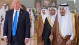 بالفيديو.. العاهل السعودي يستقبل ترامب ويمنحه قلادة الملك عبدالعزيز