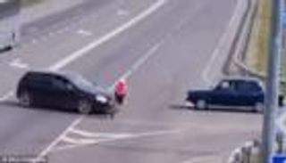 بالفيديو...سائق دراجة ينجو بأعجوبة بعد تعرضه للدهس 