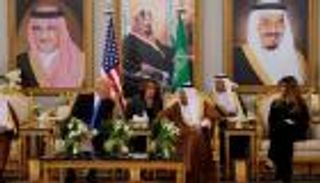 كيف أمضى ترامب رحلة 14 ساعة إلى السعودية؟