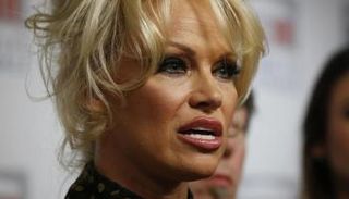 باميلا أندرسون أعادت نشر سيلفي لأسانج 