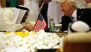 الشيخ محمد بن زايد يصافح الرئيس الأمريكي