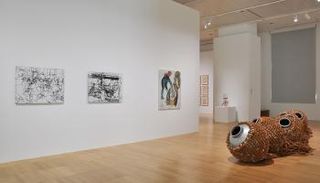 من الأعمال التركيبية بالمعرض 