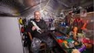 بريطاني ينقذ عشرات الأطفال باختراع أطراف صناعية رخيصة