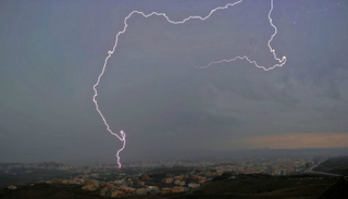  أمطار وبرق عسير ترسم لوحات جمالية