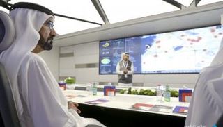 محمد بن راشد خلال افتتاحه مركز التحكم الموحد لأنظمة النقل والطرق 