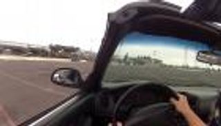 بالفيديو.. كيف تتعامل إذا فقدت السيطرة على السيارة؟