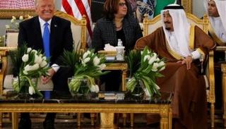 خادم الحرمين مستقبلا الرئيس الأمريكي دونالد ترامب