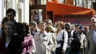 أشخاص يصطفون خلال معرض توظيف في موسكو