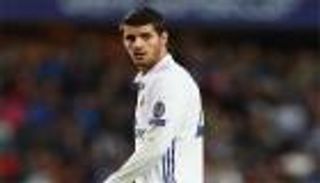 بالفيديو.. موراتا يعرقل رجل أمن احتفالا بالليجا