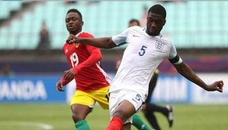 مدافع إنجلترا يباغت حارسه بهدف من منتصف الملعب