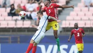 هدف عكسي يجبر إنجلترا على التعادل أمام غينيا في مونديال الشباب 