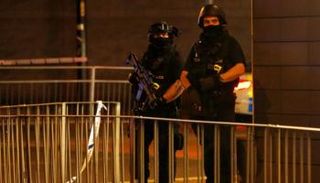 الشرطة البريطانية في موقع الحادث - رويترز