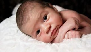 عدم قطع الحبل السري يعرض طفلك للخطر