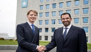 الدكتور سلطان أحمد الجابر  يصافح أحد المسؤولين في الدنمارك