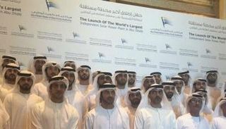الشيخ هزاع بن زايد أثناء إطلاق أكبر محطة للطاقة الشمسية في العالم