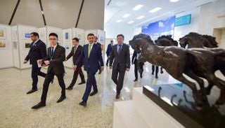 عبدالله بن زايد يزور المتحف الوطني في كازاخستان