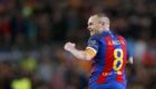 إنييستا يلمح لإمكانية رحيله عن برشلونة