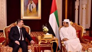 الشيخ منصور بن زايد آل نهيان لدى استقباله الوفد الاقتصادي العراقي