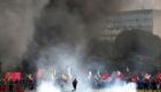 بالصور.. اشتباكات وإضرام نيران بمبان حكومية في البرازيل