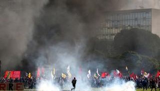 حرق قرب مبنى حكومي في البرازيل 