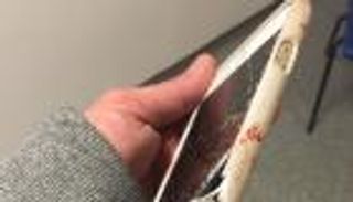 بالصور.. هاتف ينقذ حياة امرأة في تفجير مانشستر