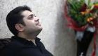 مطرب إيراني تعرض للطعن عقابا على دعم روحاني