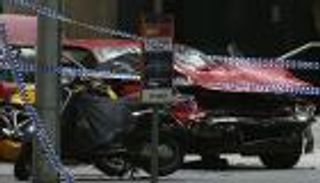 بالفيديو.. مواطنون يخلصون طفلا من أسفل سيارة طائشة قامت بدهسه