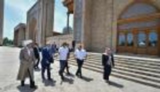 بالصور.. عبدالله بن زايد يزور جامع "حضرة الإمام" في أوزبكستان