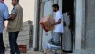 الهلال الأحمر الإماراتي يوزع مساعدات غذائية باليمن مع حلول رمضان