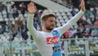 نابولي يقضي على آمال الراغبين في خطف ميرتينز