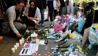 ورود يضعها أصدقاء وأقارب الضحايا بموقع الهجوم