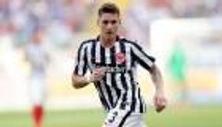 فاريلا يتهم فرانكفورت بتشويه سمعته بسبب "الوشم"