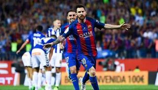 ليونيل ميسي نجم برشلونة يحتفل بهدفه في نهائي الكأس