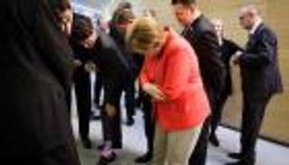 صور.. رئيس وزراء كندا يعشق لفت النظر بجواربه