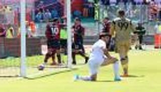 ميلان يسقط أمام كالياري بعد 19 عاما