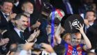 برشلونة ينقذ موسمه بالتتويج بكأس الملك