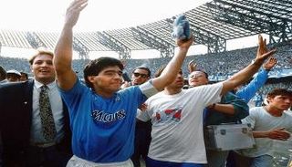 مارادونا يتمنى تتويج نابولي بالدوري