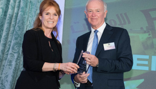  سارة فيرغسون تقدم الجائزتين إلى تيم كلارك