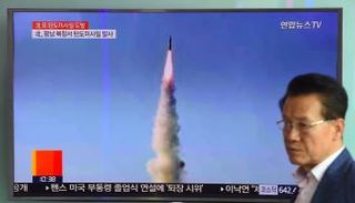 التليفزيون الكورى الجنوبى خلال عرض التجربة الصاروخية - أ. ف.ب