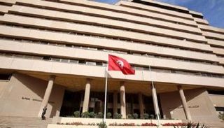 رفع أسعار الفائدة ينعش البنوك ويعوق الاقتصاد التونسي