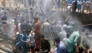 رش الماء خلال تظاهرات انقطاع التيار الكهربائي في كراتشي بباكستان