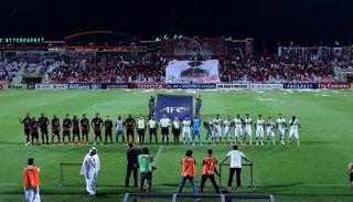 الفريقان قبل انطلاق اللقاء