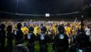 شاهد.. جماهير براونشفيج تقتحم ملعب فريقها أمام فولفسبورج