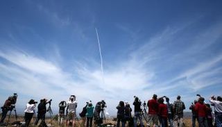 صحفيون يصورون التجربة الأمريكية لردع الصواريخ البالستية (رويترز)