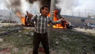 أقارب الضحايا أمام المستشفى (رويترز)